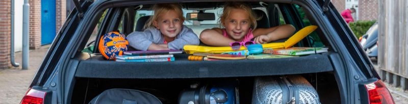 Kinderen op achterbank van auto gaan verzekerd op reis